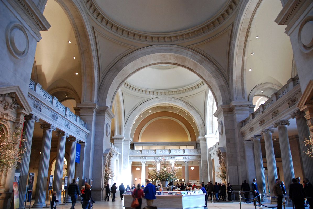 Met Highlights 00-3 New York City Metropolitan Museum Of Art Inside The Great Hall